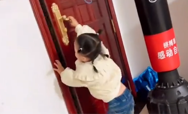 女儿被罚站听到爸爸开门破防哭了 哭着让爸爸给主持公道