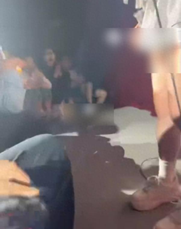 網(wǎng)上謾罵讓被摸腿女演員懷疑自己 舞臺(tái)恐懼與自我質(zhì)疑