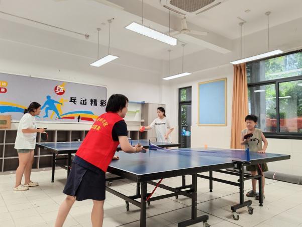杭州一小学开放教室安置235名工友 温暖避风港