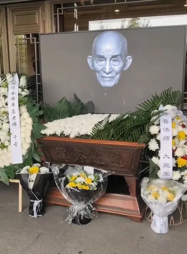 游本昌哀悼会外男人埋头落泪
