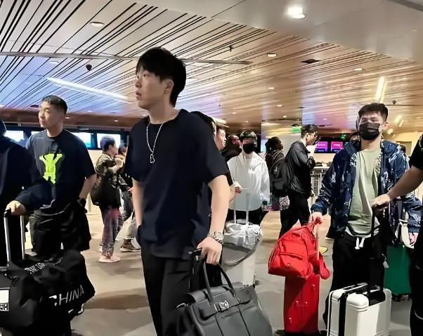 国乒抵达印度 选手挤大巴回酒店