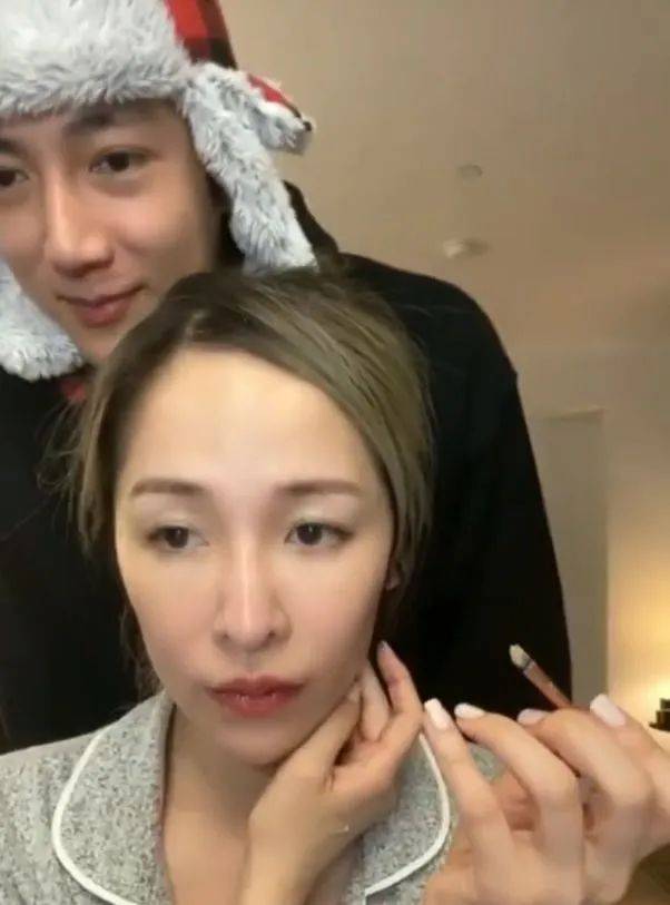 萧亚轩被曝恋上小鲜肉17年换16任男朋友情史绚烂今整容成瘾精神状态