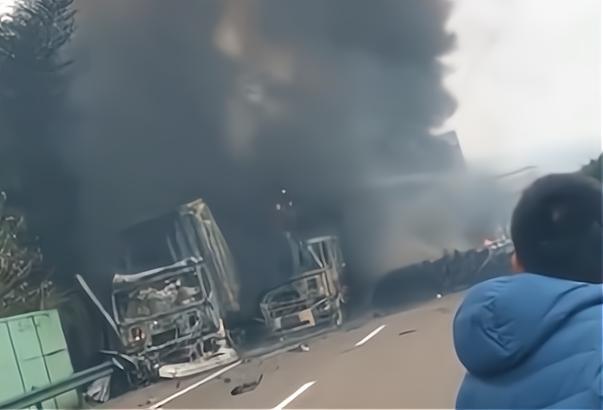 两车追尾 49吨快递包裹全烧光 损失至少两三百万元!