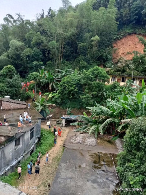 广西泥石流一家四口被埋,一人已无生命体征,抢险救援正在进行