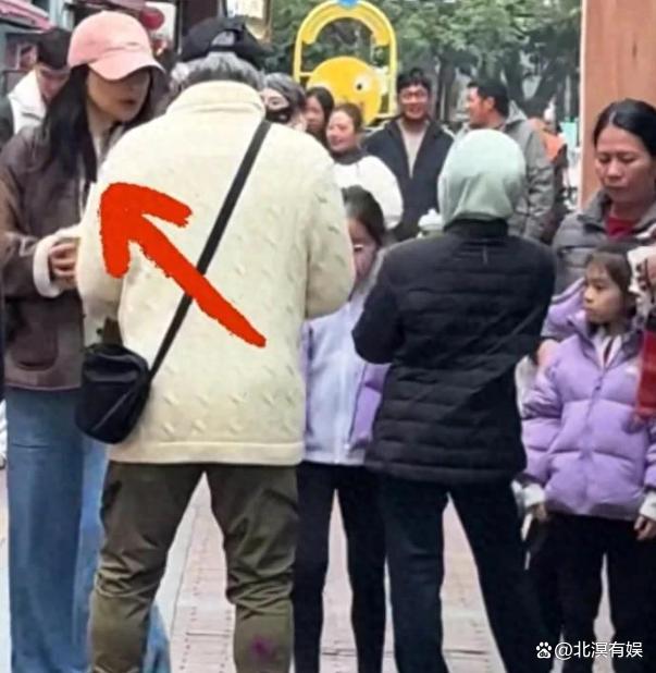 霍启刚一家陪霍震霆逛街