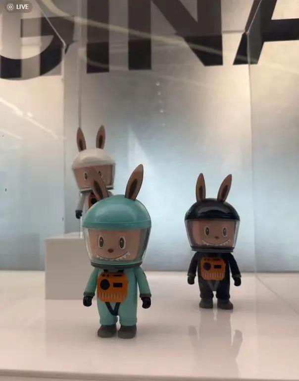 明星扎堆抢Labubu！王诗龄抱俩限量款，价格让人瞠目结舌？
