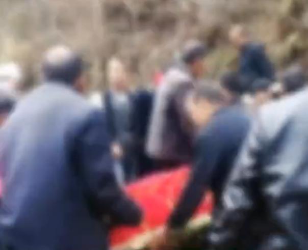 陕西村民抬棺上山不慎滑倒被压棺底 网友：被财压倒了