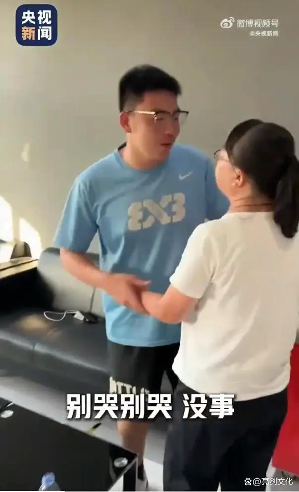 被洪水围困 危急时刻母子相让 生死关头的爱