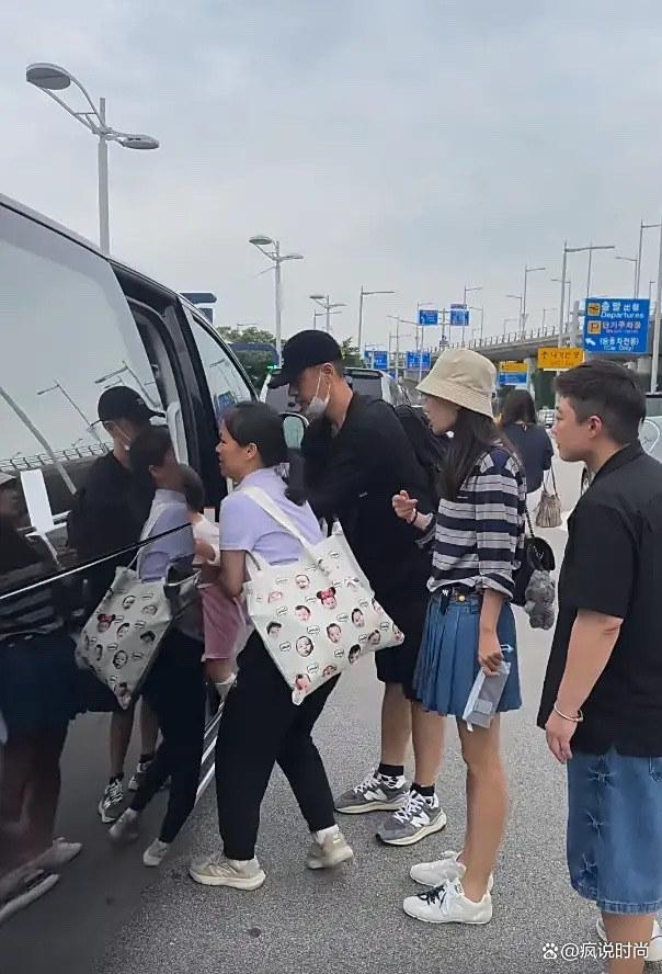 韩国偶遇任重孙骁骁一家 温馨度假画面曝光