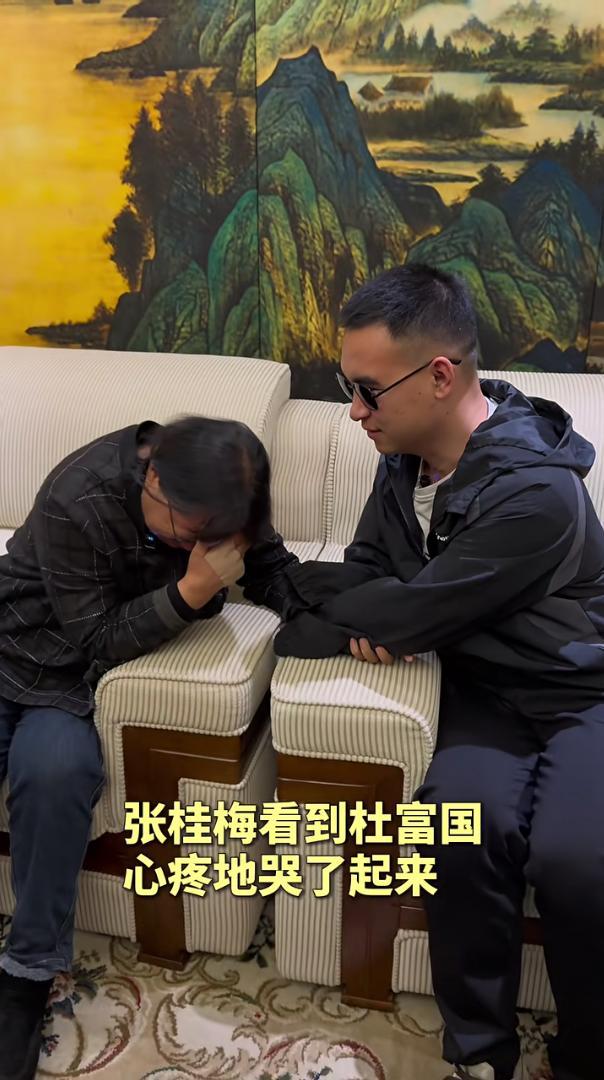 张桂梅看到杜富国心疼地哭了 英雄相拥泪目