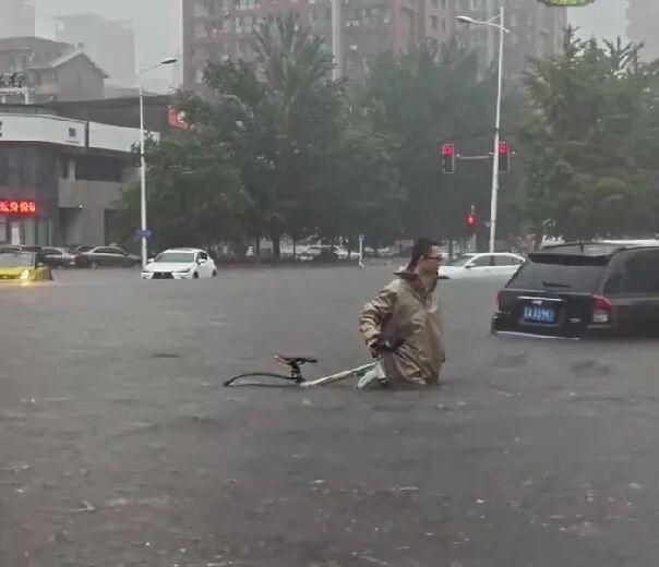 暴雨水中推车人回应来了 医者初心与担当