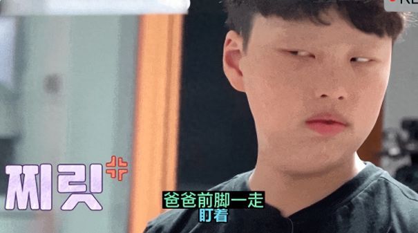 男孩街头猛扯母亲头发施暴 天生“超雄综合症”引热议