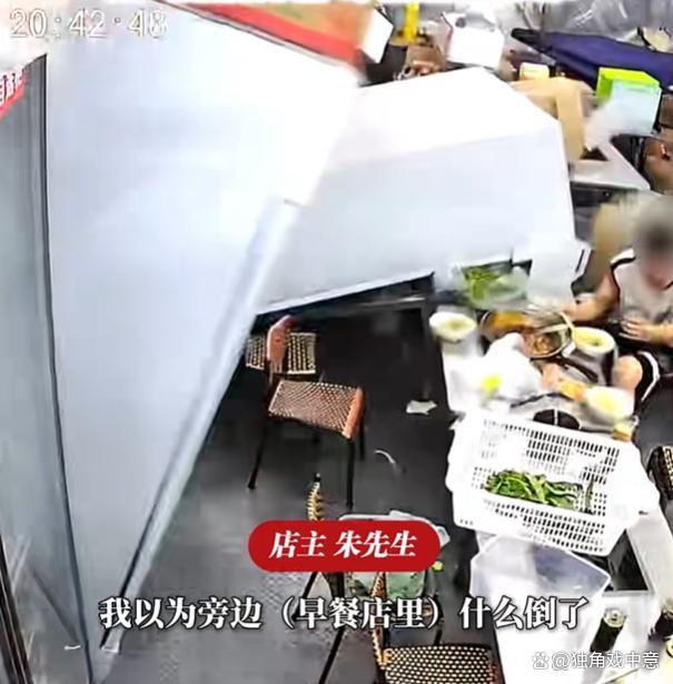 男子离开座位身后柜子突然砸下 幸运躲过一劫