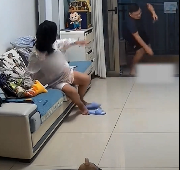 窗外电闪雷鸣宝爸宝妈下意识看宝宝，来不及想别的雷鸣<strong></strong>