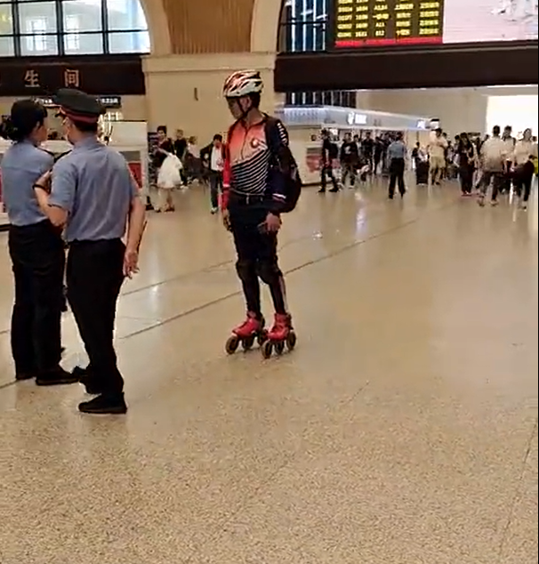 男子穿轮滑鞋欲进火车站乘车被拦 安全才是第一位！