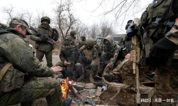 俄军成功突袭乌军建筑 一乌士兵装平民当场被识破 伪装逃生频现战火考验