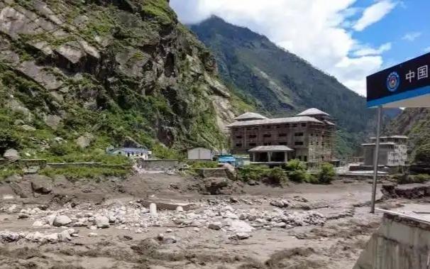 吉隆口岸导游称听到轰隆声以为雪崩 生死一线的临时决定