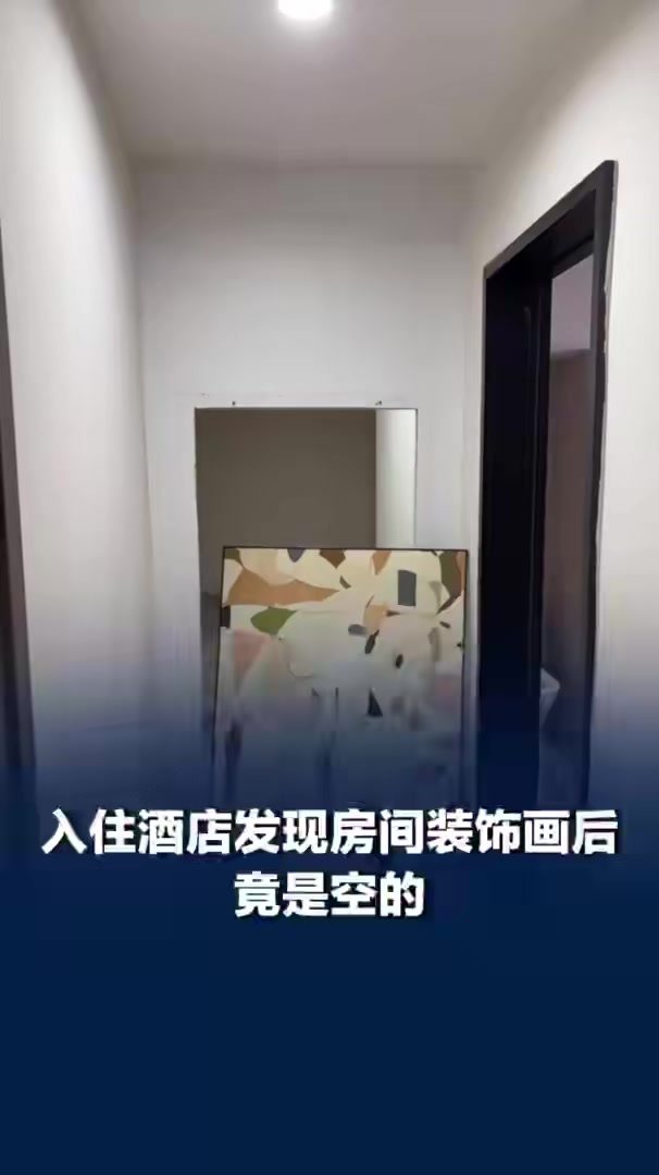 酒店房间装饰画后有楼梯