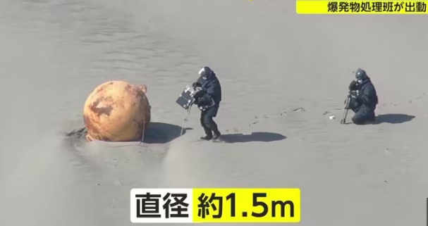 日本一处海滩发现不明球状物：直径约1.5米 通体附着褐色物质疑铁锈 海保人员称“以前从未见过”
