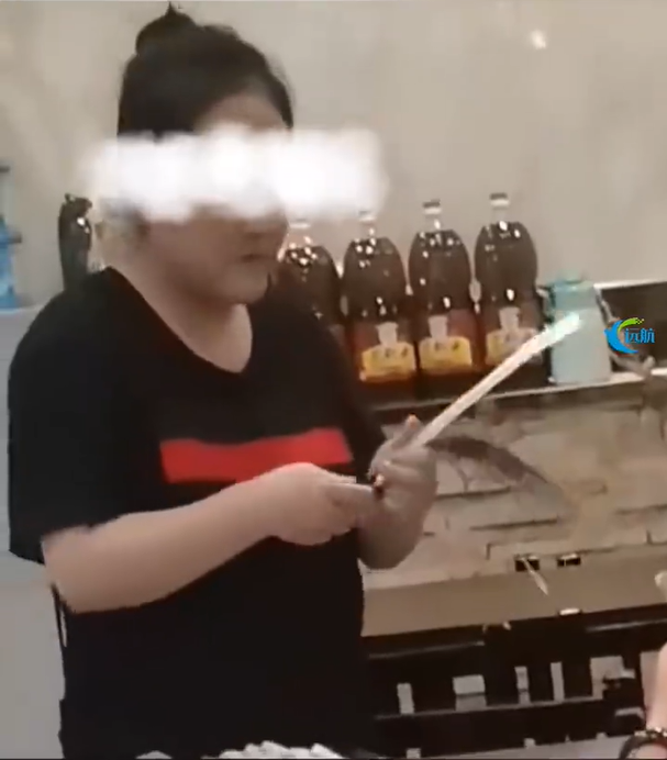 店员吹袋子装筷子被质疑 店家：会整改，以后不会这样了