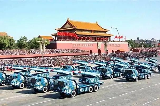 越南军人悄悄用手机记录中国仪仗兵 引发越南网友热议