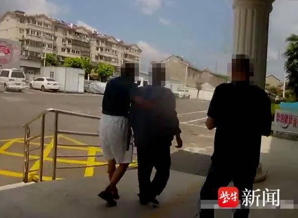 老人瘫坐40℃路面市民守护 热心司机与民警接力相助