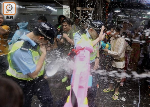港媒：在九龙城泼水节恶意向警员记者射水，香港两男子被拘捕