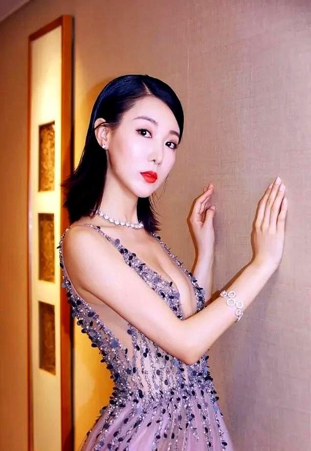 38岁前TVB女星失业后摆摊谋生 从明星到带货女老板的转变