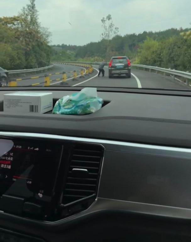 SUV在高速慢速乱行后撞上收费站石墩 司机状态异常引发担忧
