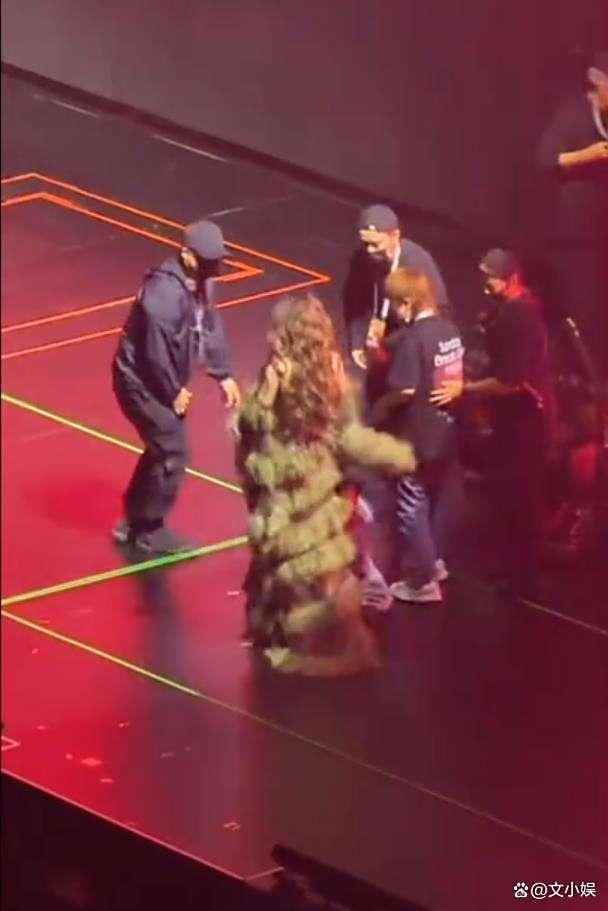 张靓颖演唱会摔下两米高舞台 敬业精神感动观众