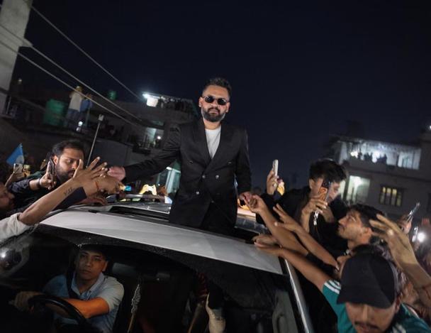 尼泊尔“90后”新总理宣誓就职