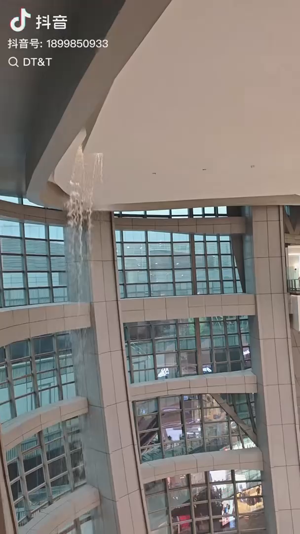 济南突降暴雨 预警30分钟连升三级