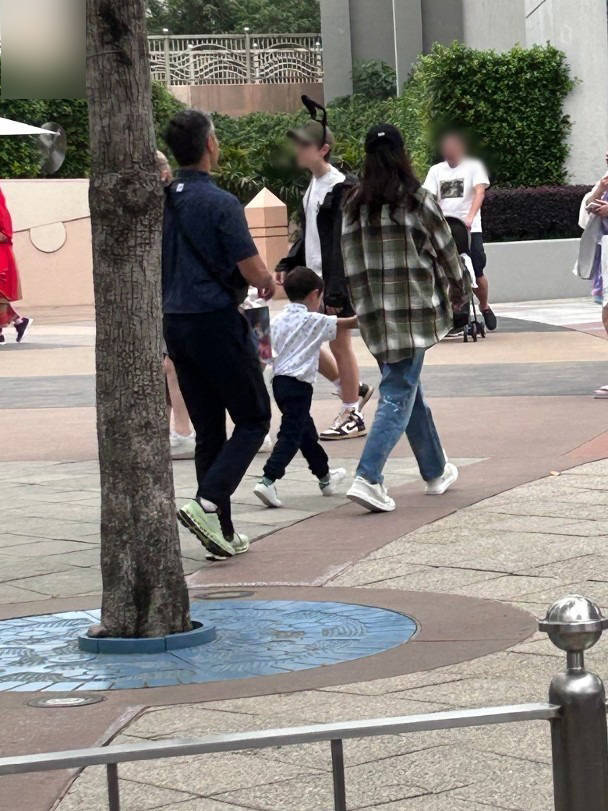 乐基儿疑已复合一家三口同游，“丈夫”曾破产，靠她相助东山再起