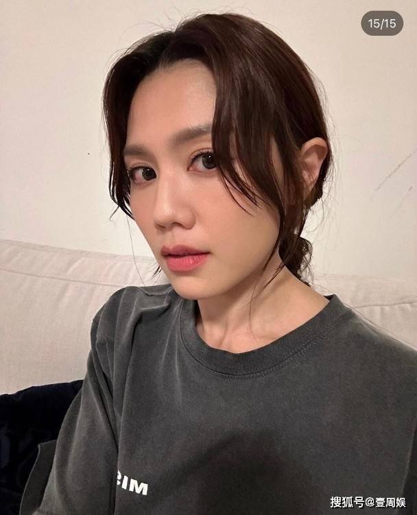 39岁周秀娜拍戏再度受伤，膝盖瘀伤一片，新电影已经杀青