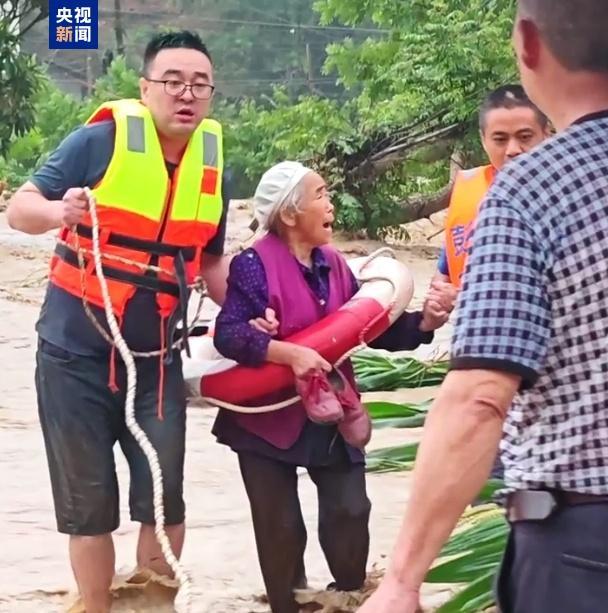 重庆彭水多个乡镇遭暴雨袭击 部分道路中断
