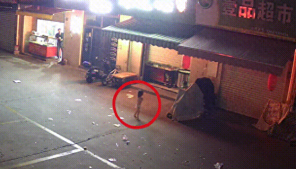 女童凌晨只穿尿不湿跑上街头获早餐店夫妇救助