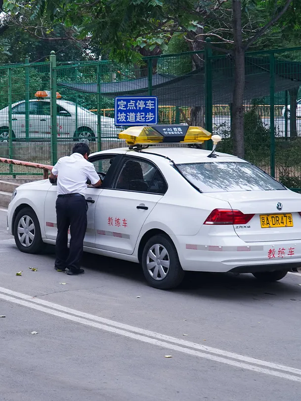 驾校教练转行带无人车测试 北京公交驾校引领智驾新潮流
