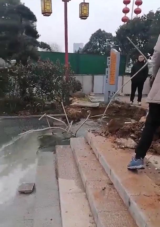 水管再次破裂？九江水务：排水维修，施工排水引误会