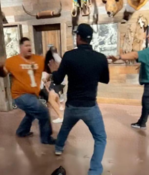 美国一店铺开业现场爆发群殴 厕所排队纠纷引发混乱