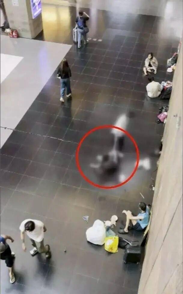 台北歹徒砍人并扔烟雾弹 人群奔逃