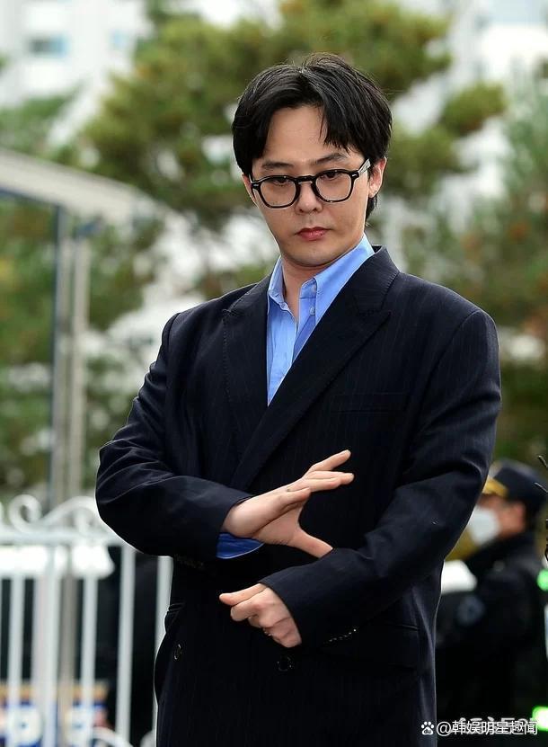 韩星权志龙药检结果阴性出警局手舞足蹈 发文称事情必回归正轨!