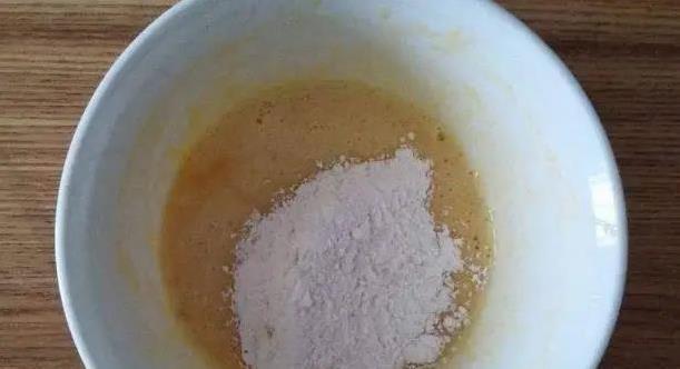 家常面粉新玩法，葡萄干面包甜软炸裂，三天吃光一袋不够？
