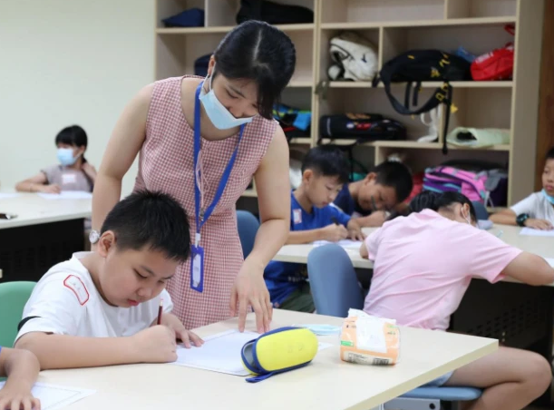 因未找到作业托管老师踢打学生近五分钟：涉事教师已被开除 警方介入调查