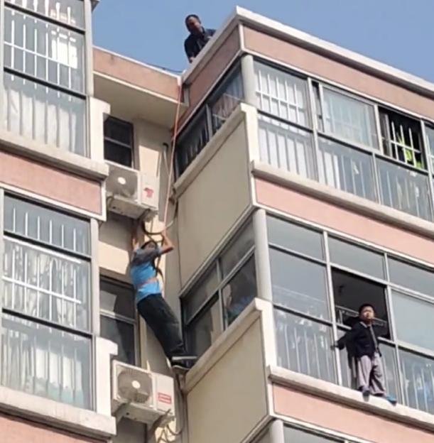 获奖励一万元！空调师傅用一根安全绳徒手攀爬楼体，对困在5楼窗外男童施救