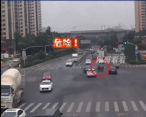三轮车“鬼探头”被小车撞飞，监控视频曝光