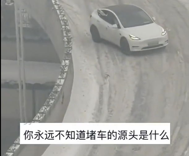 雪天车在高架打滑 随行车辆不敢催