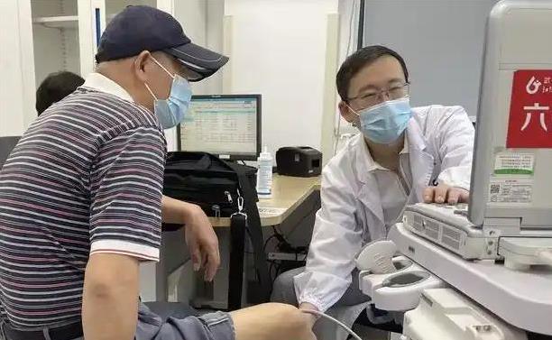 手背青筋鼓得吓人，查出血压高，3个地方青筋要当心