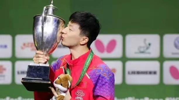 马龙回应赛后摸球台 举手投足之间都是表现出对赛场的留恋不舍