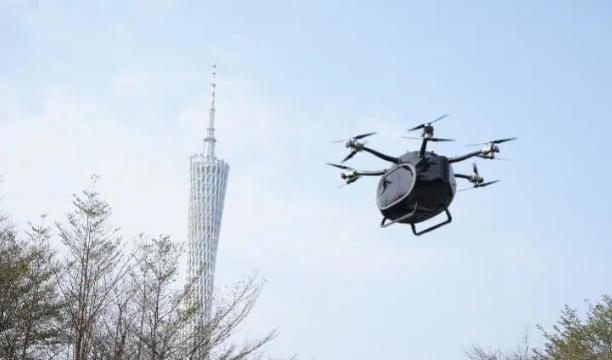 小鹏汇天飞行汽车从广州上空飞过，低空经济成为两会热议话题