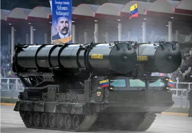 面对美军突袭委内瑞拉防空形同虚设，实力差距还是因为“内鬼”？